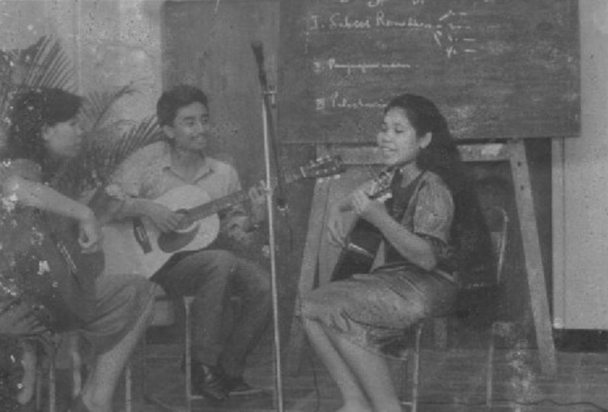 BERNYANYI DAN NGGITAR