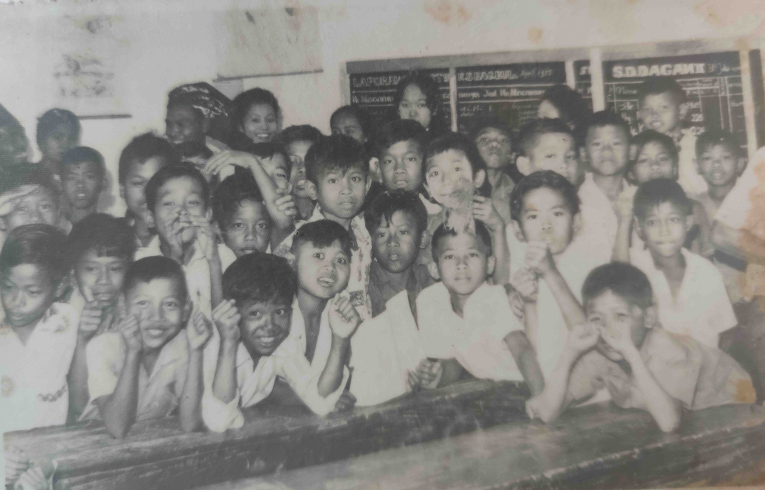 Murid SD Dagan berfoto bersama